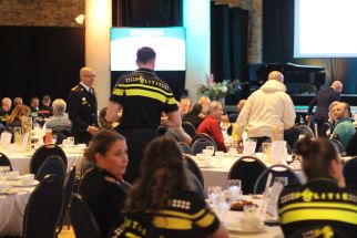 Een zaal vol met mensen van brandweer, politie en samenleving