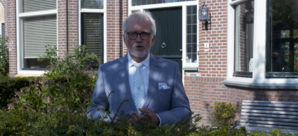 Foto van voorzitter Piet Bruinooge in voortuin uit filmpje Paasboodschap