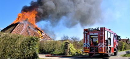 Uitslaande brand bij stolpboerderij Egmond