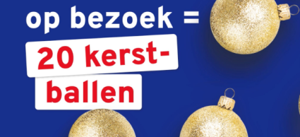Gouden kerstballen op blauwe achtergrond met de tekst '1.5 meter afstand op bezoek = 20 kerstballen'