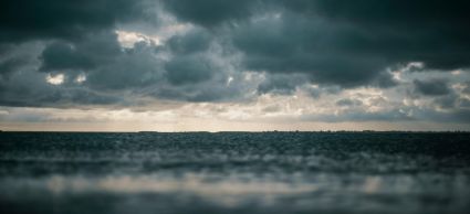 Donkere wolken boven de zee