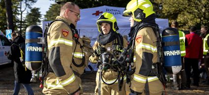 brandweer staat op camping tijdens oefening