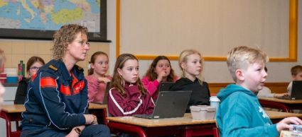 kinderen in de klas en brandweervrouw 