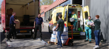 Medewerks van brandweer, ambulance en GHOR laden donaties van persoonlijke beschermmiddelen in