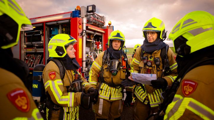 Grote brandweeroefening op NAM-complex Den Helder