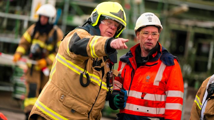 Grote brandweeroefening op NAM-complex Den Helder