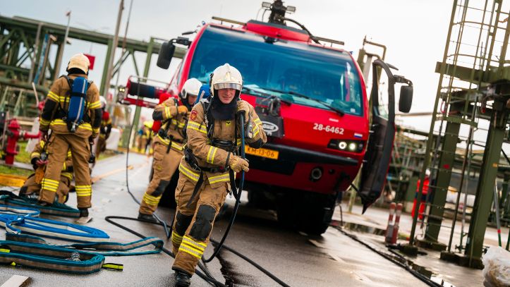 Grote brandweeroefening op NAM-complex Den Helder