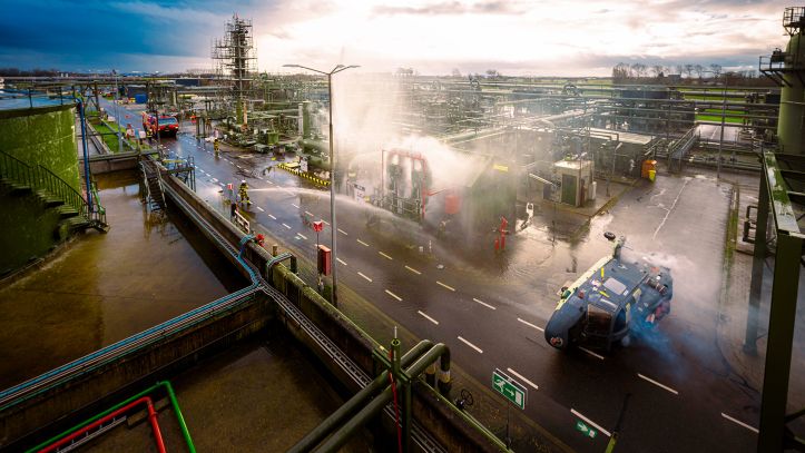 Grote brandweeroefening op NAM-complex Den Helder