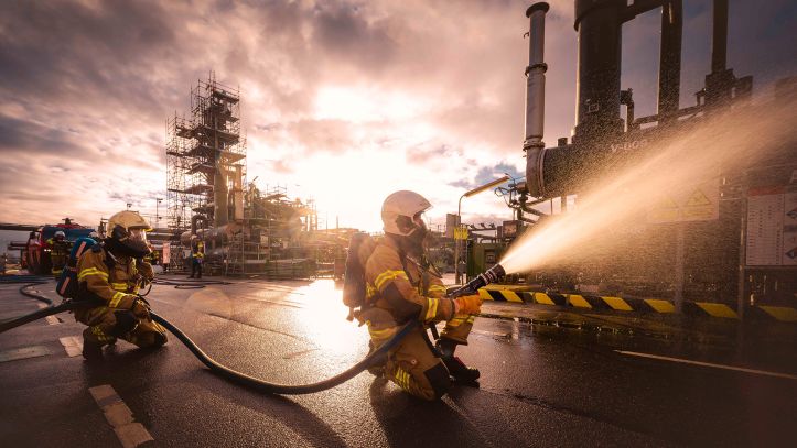 Grote brandweeroefening op NAM-complex Den Helder