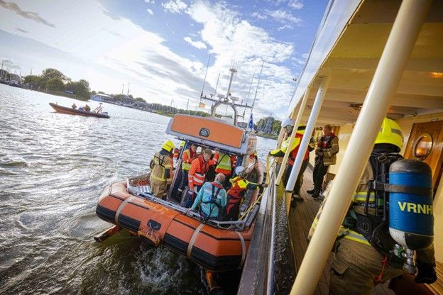 Hulpdiensten op boot tijdens grote oefening