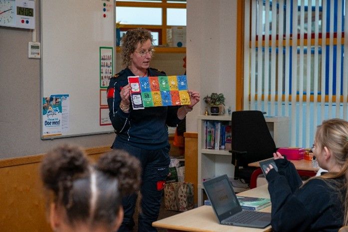 les van brandweervrouw op school