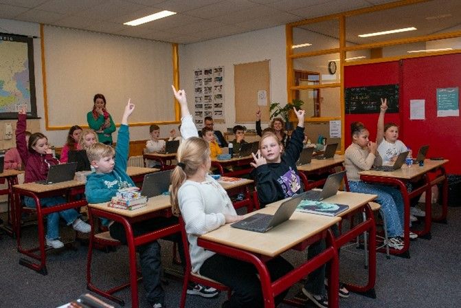 kinderen met vinger omhoog in klaslokaal